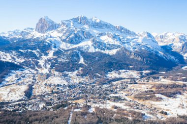 Cortina d 'Ampezzo kış şehri manzarası Faloria kayak alanından, İtalya' da kayak merkezi. Cortina, Regina delle Dolomiti, Dolomitlerin Kraliçesi, Dolomitlerin Dağları