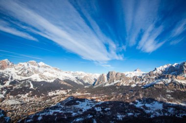 Dolomiti İtalya 'da kışın güzel alp dağları Cortina d' Ampezzo Faloria kayak merkezi.