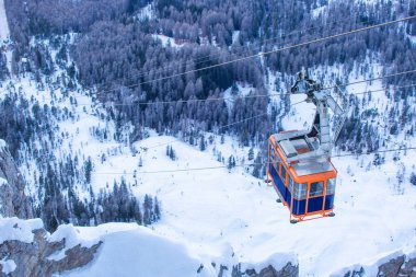 Faloria kayak bölgesinden Cortina d 'Ampezzo kış şehri manzaralı teleferik.