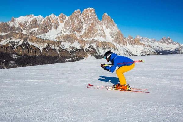 Esquiador Masculino Ropa Azul Amarilla Ladera Con Montañas Fondo Estación — Foto de Stock