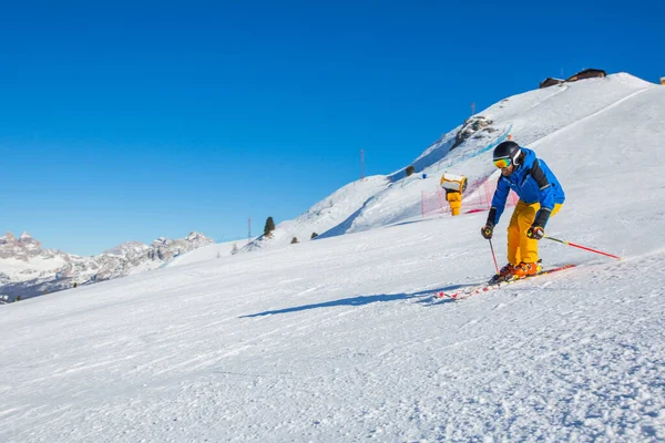 Narciarz Niebiesko Żółtych Ubraniach Stoku Górami Tle Ośrodku Narciarskim Cortina — Zdjęcie stockowe