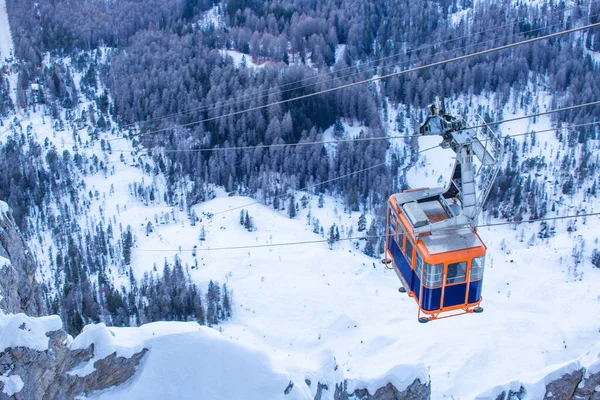 从Faloria滑雪区看Gondola滑雪场Cortina Ampezzo冬城的缆车 — 图库照片