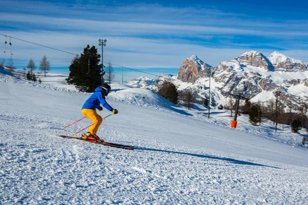 Sciatore Maschile Abiti Blu Gialli Pista Con Montagne Sullo Sfondo — Foto Stock