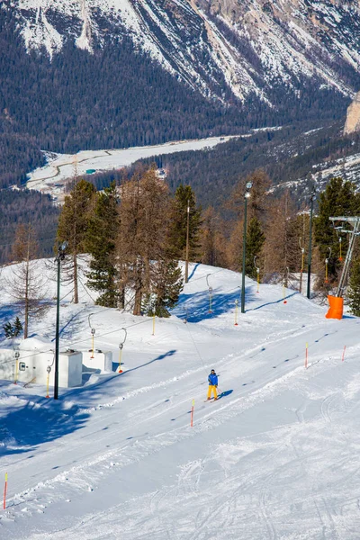 Sciatore Maschile Abiti Blu Gialli Pista Con Montagne Sullo Sfondo — Foto Stock