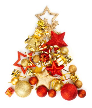 Kavramsal Noel kompozisyonu kırmızı ve altın süslemeli köknar ağacı ve beyaz arka planda izole edilmiş hediyeler. Düz konum, üst görünüm, kopyalama alanı