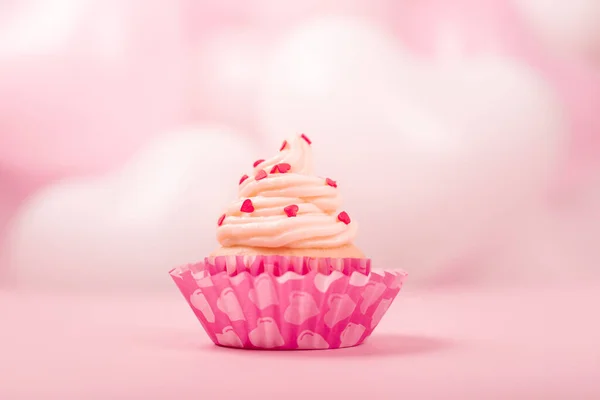 San Valentín Amor Cupcake Decorado Con Crema Rosa Blanco Partido — Foto de Stock