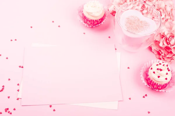 バレンタインデーの愛カップケーキは テキストのためのコピースペースとクリームとホットチョコレートの愛の手紙の背景で飾ら — ストック写真