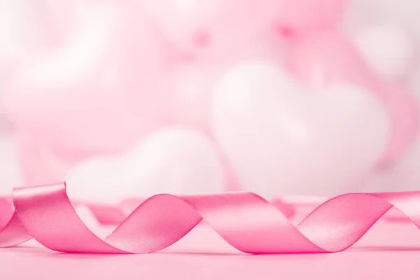 San Valentino Sfondo Con Nastro Raso Riccio Rosa Molti Palloncini — Foto Stock