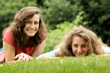 bir çim yalan gençler