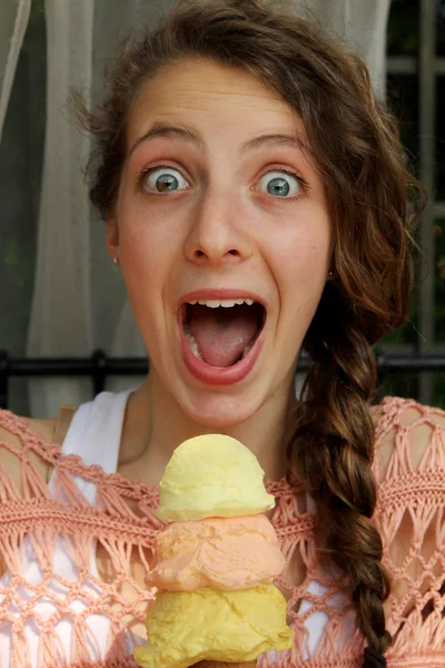 Adolescente comiendo un cono de helado — Foto de Stock