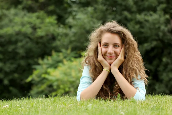 Adolescente sdraiato in un'erba — Foto Stock