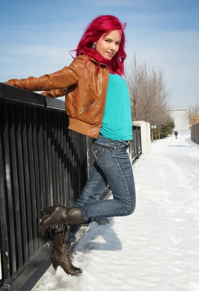 Donna con i capelli rosa — Foto Stock