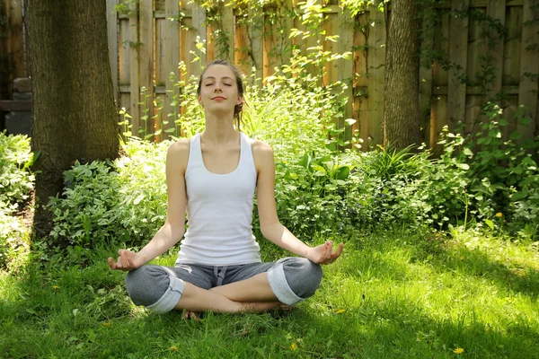 Yoga in nature — Stock Photo, Image