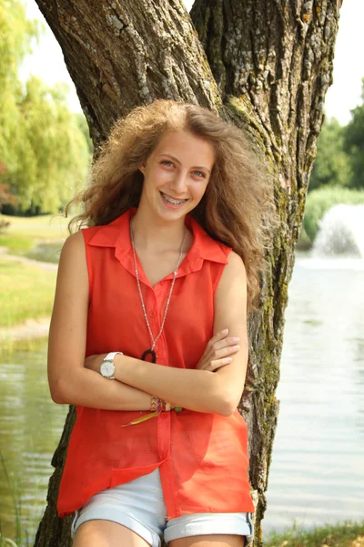 Lächelnder Teenager — Stockfoto