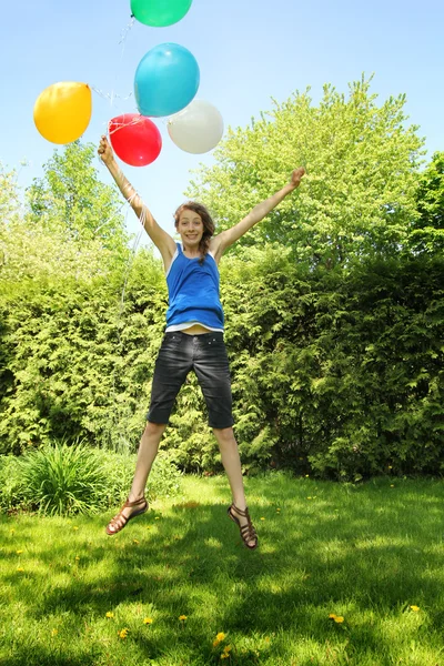 Adolescent tenant des ballons — Photo