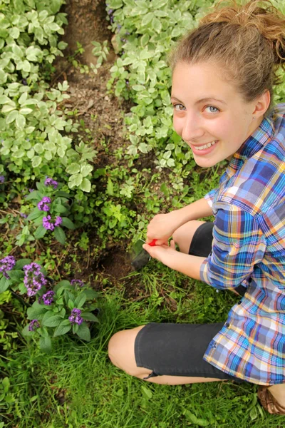 Teenager prepare soil — Stock Photo, Image