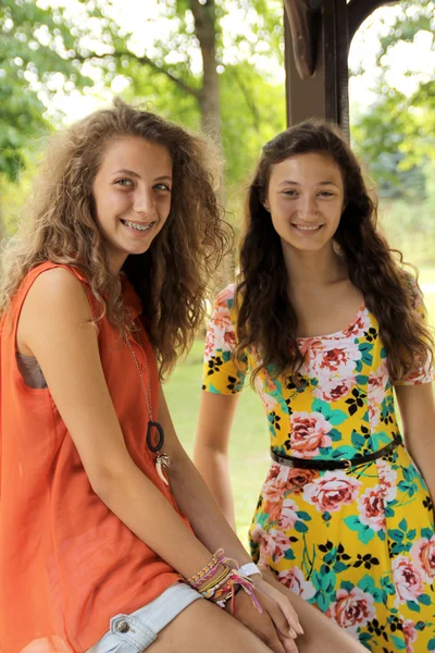 Meninas em um parque — Fotografia de Stock