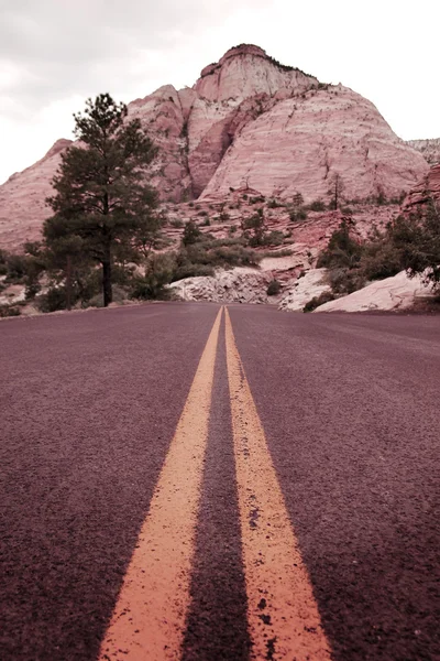 Estrada através das montanhas — Fotografia de Stock