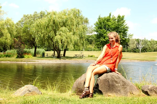 Tonåring i en park — Stockfoto