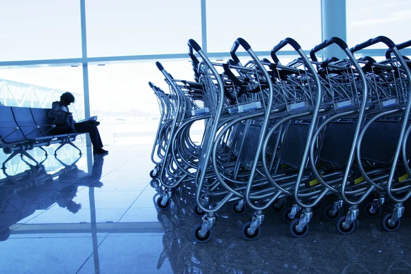 Carritos en el aeropuerto — Foto de Stock