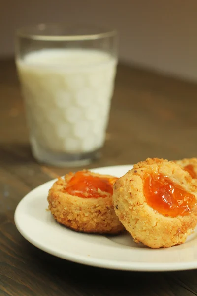 Galletas y leche — Foto de Stock