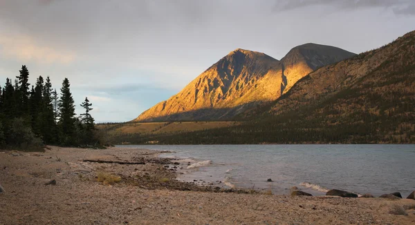 Kusawa sjön, yukon — Stockfoto