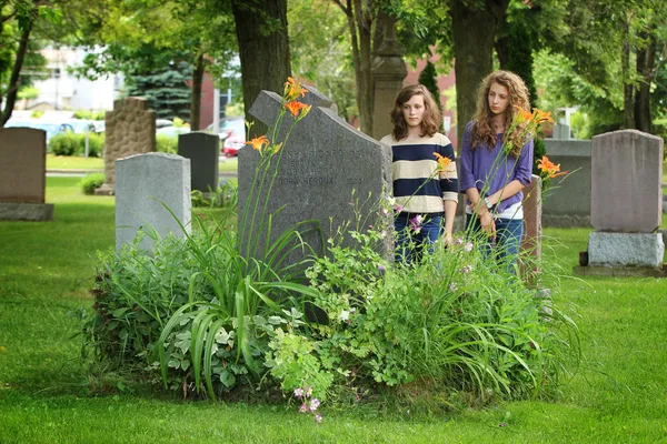 Mädchen auf dem Friedhof — Stockfoto