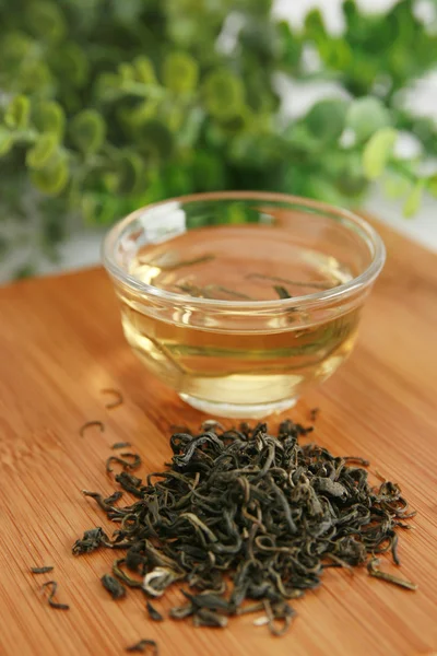 Groene thee op een bord — Stockfoto