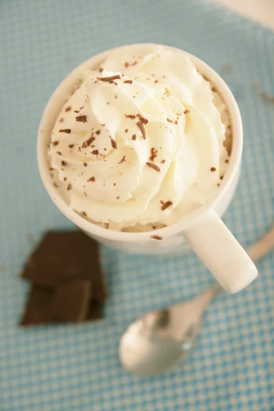 Chocolate caliente en taza blanca — Foto de Stock
