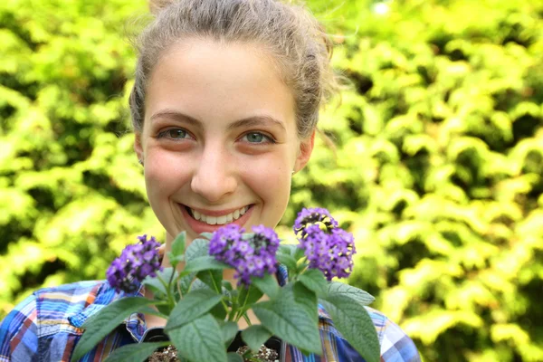 Adolescente con flores — Foto de Stock