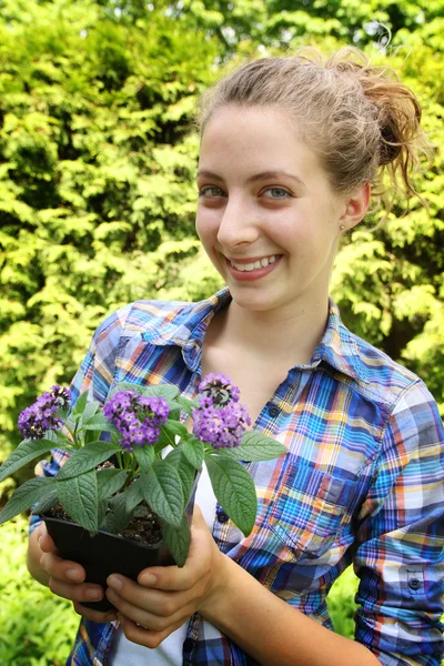 Teenager with flowers — Stock Photo, Image