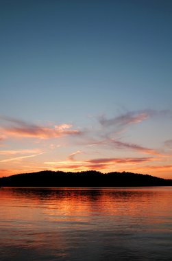 Göl kenarında renkli günbatımı