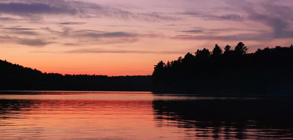 Romántico atardecer en el lago — Foto de Stock