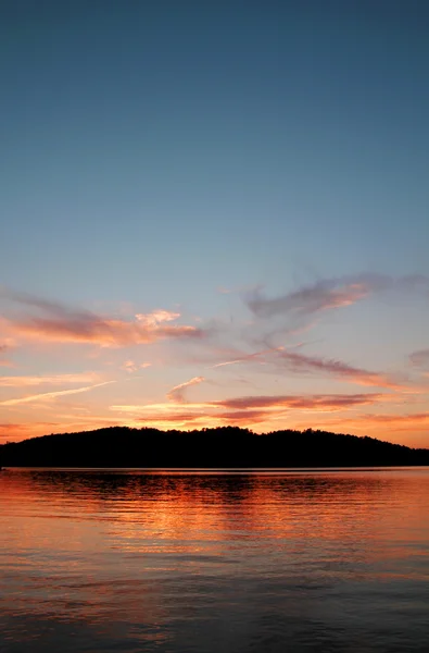 Göl kenarında renkli günbatımı — Stok fotoğraf