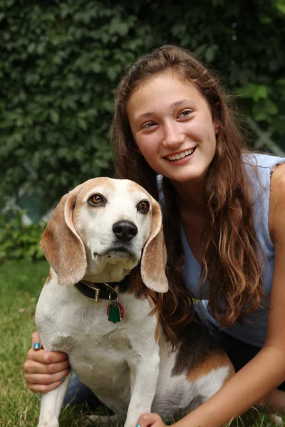 Teen and her dog — Stock Photo, Image