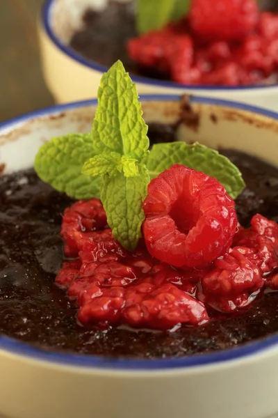 Chokladpudding med grädde och bär — Stockfoto