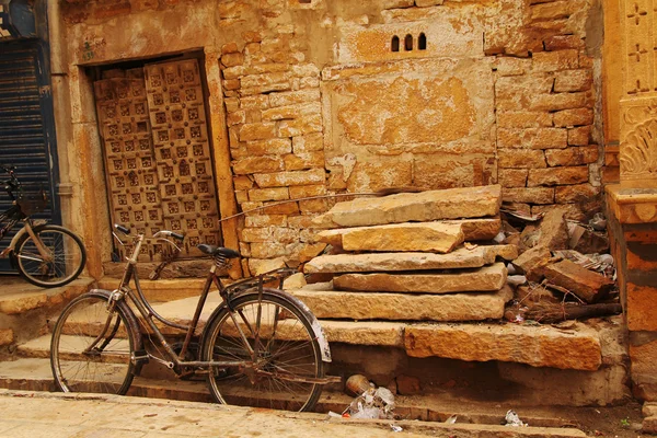 Bicycle against a wall — Stock Photo, Image