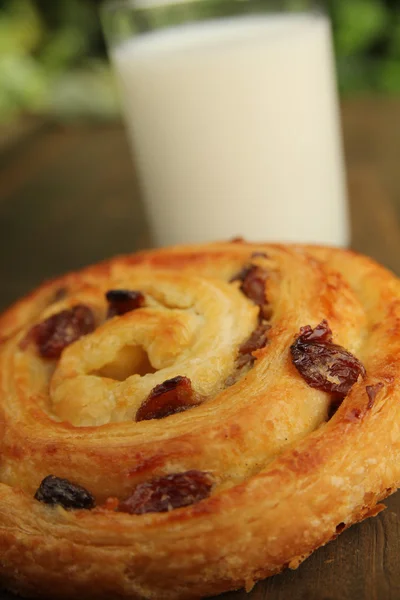 Sweet bun and milk — Stock Photo, Image