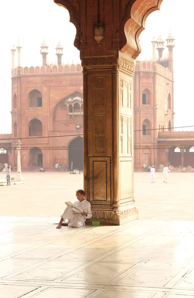 Sacerdote in moschea — Foto Stock