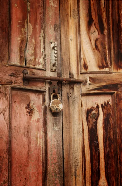 Candado oxidado en la puerta —  Fotos de Stock