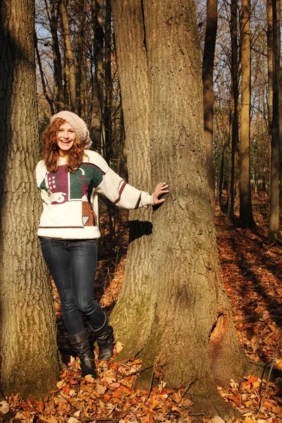 Chica en un bosque — Foto de Stock