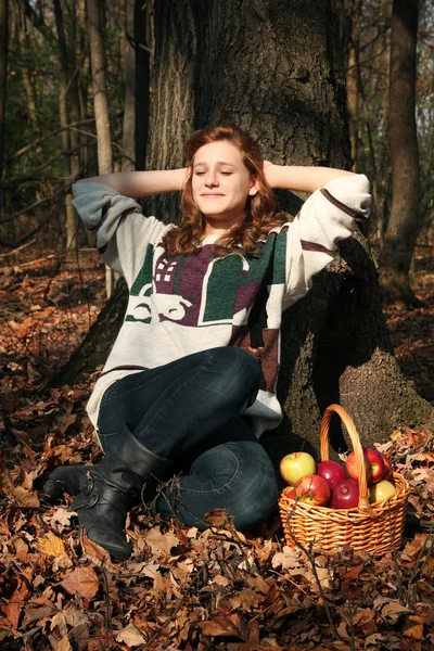 Chica en un bosque — Foto de Stock