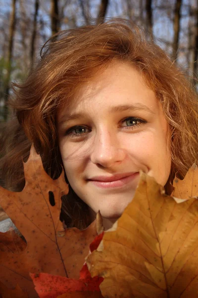 Menina em uma floresta — Fotografia de Stock