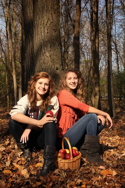 Girls with apples — Stockfoto