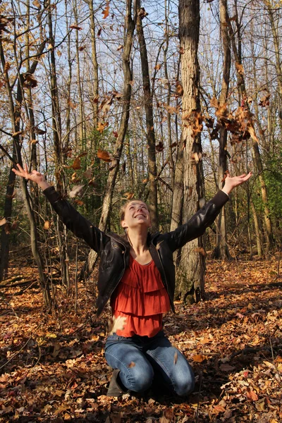 Menina com folhas — Fotografia de Stock