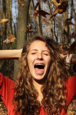 yaprakları ile kız