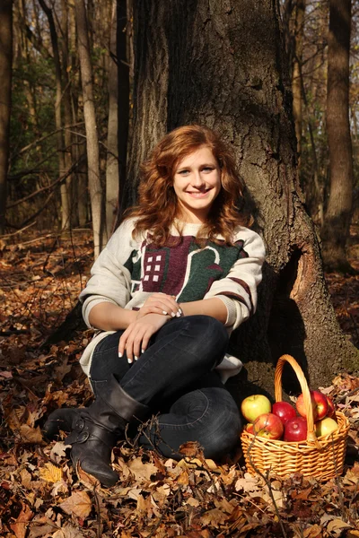 Ragazza in una foresta — Foto Stock