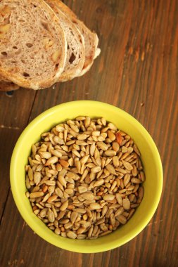 ayçiçeği tohumu ve ekmek