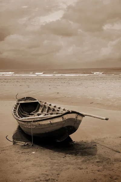 Човен на пляжі в Сепії — стокове фото