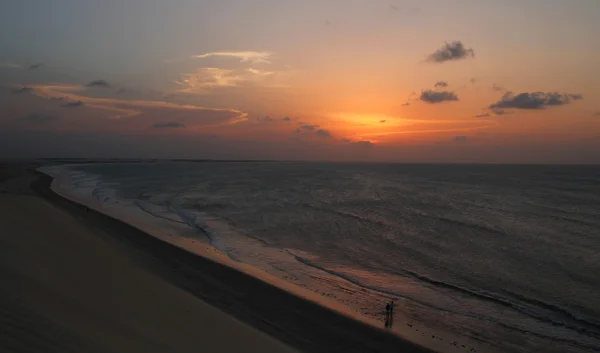 Pôr do sol em uma praia — Fotografia de Stock